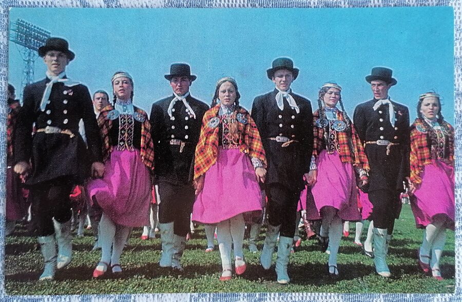 Dejotāji Daugavas stadionā 1973 Dziesmu un deju svētki 14x9 cm pastkarte Latvija   