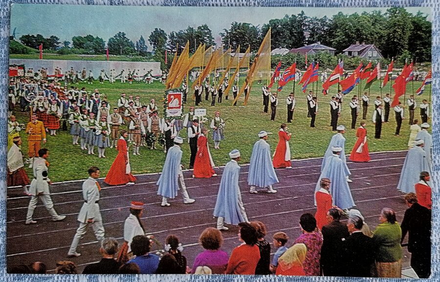 Dziesmu un deju svētki Gulbenē. Gājiens pilsētas stadionā 1973 Dziesmu un deju svētki 14x9 cm pastkarte Latvija  