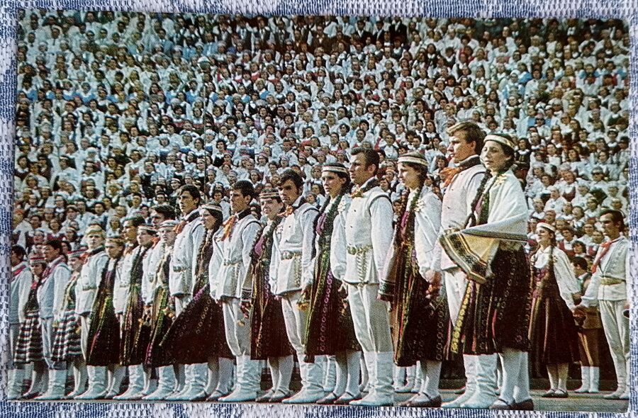 Svētku dalībnieki Lielajā estrādē Mežaparkā 1973 Dziesmu un deju svētki 14x9 cm pastkarte Latvija  