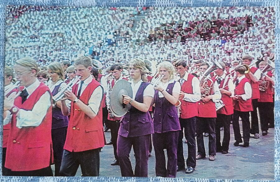 Svētku dalībnieki Lielajā estrādē Mežaparkā 1973 Dziesmu un deju svētki 14x9 cm pastkarte Latvija  