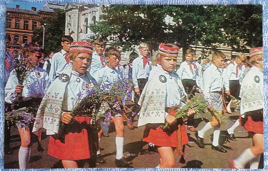 III Latvijas skolēnu Dziesmu un deju svētki. Dalībnieku gājiens 1973 Dziesmu un deju svētki 14x9 cm pastkarte Latvija    