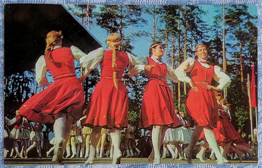 V studentu dziesmu un deju svētkos Ogrē 1973 Dziesmu un deju svētki 14x9 cm pastkarte Latvija  