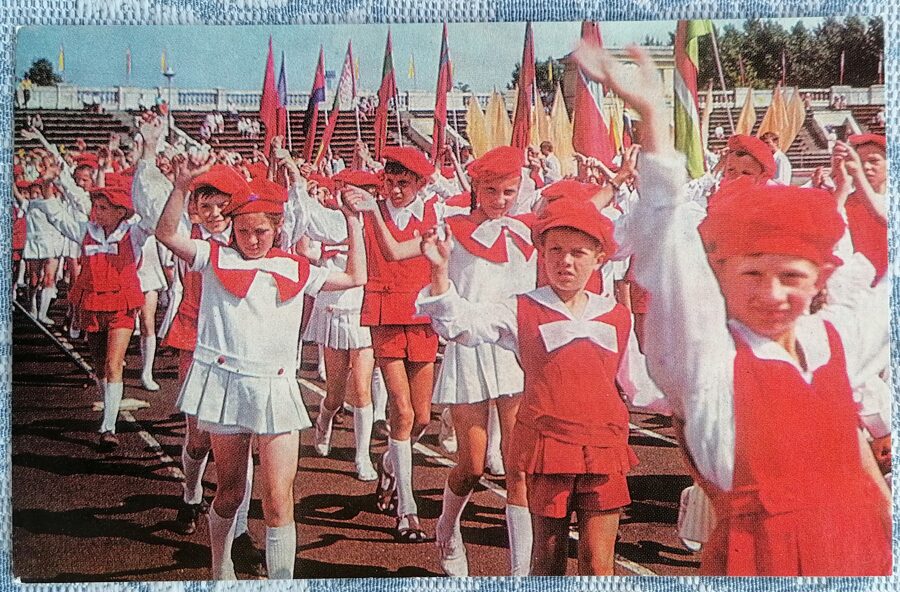 Dalībnieku gājiens Daugavas stadionā 1973 Dziesmu un deju svētki 14x9 cm pastkarte Latvija  