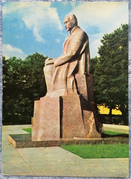 Piemineklis tautas dzejniekam Rainim Komunāra laukumā 1968 Rīga 10x14 cm pastkarte Latvija  