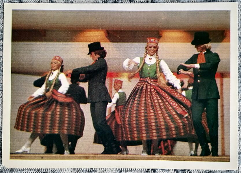 Latviešu deja “Puiši un meitenes dejoja” 1981 Latvija 15x10,5 cm PSRS pastkarte   