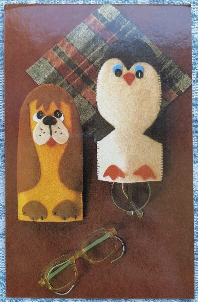Bērnu briļļu maciņi (suns un pingvīns) 1989 PSRS 9x14 cm pastkarte rokdarbiem  