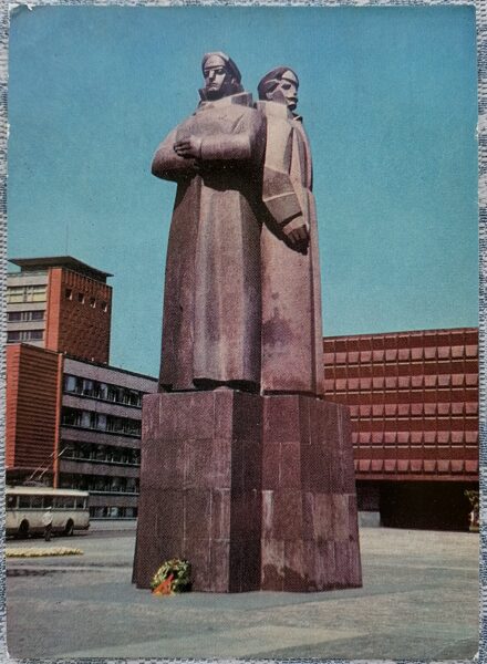 Piemineklis latviešu sarkanajiem strēlniekiem 1972 Rīga 10,5x15 cm PSRS pastkarte  