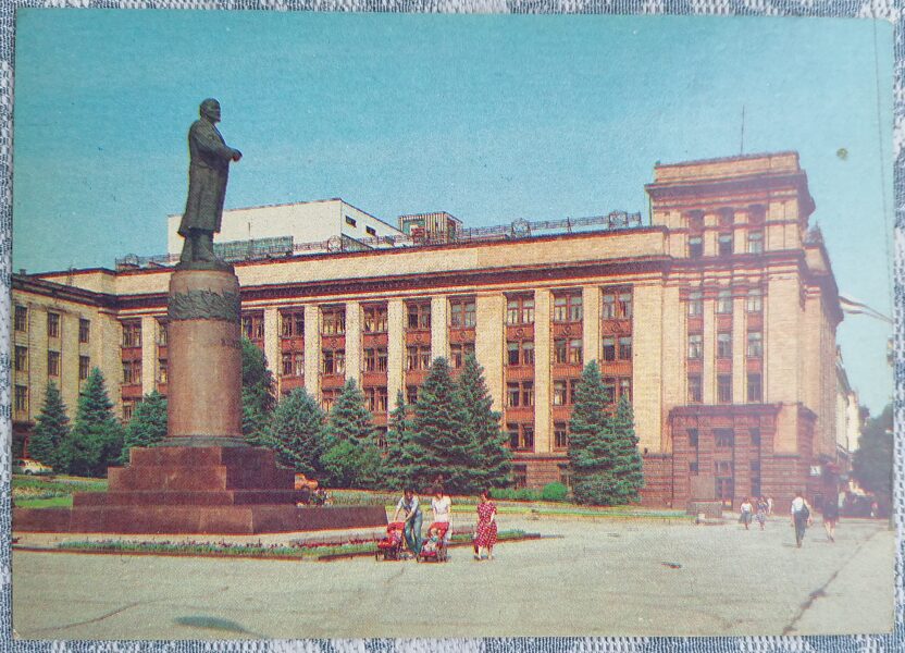 Ļeņina piemineklis Ļeņina laukumā 1989 Dņepra 15x10,5 cm pastkarte Ukraina  