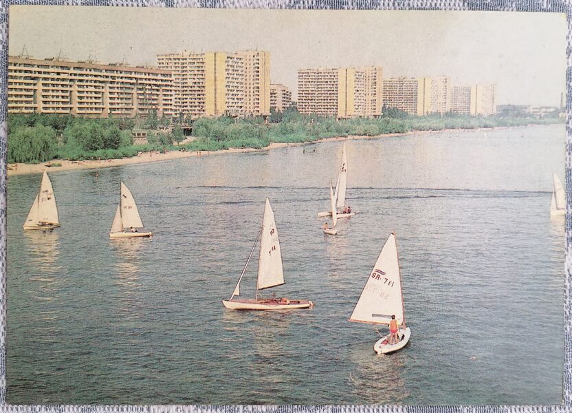 Uz Dņepras ūdens virsmas pie dzīvojamā rajona Solnechny 1989 Dņepra 15x10,5 cm pastkarte Ukraina  