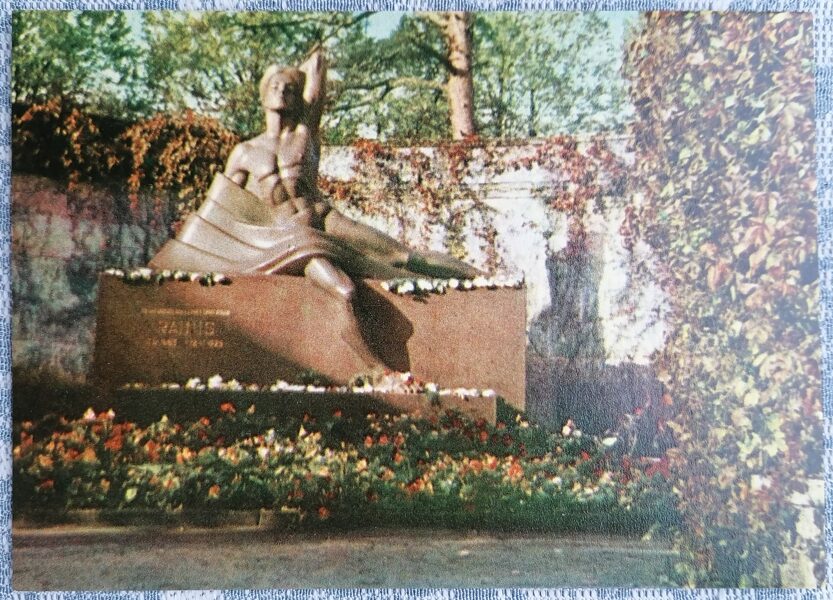 Kapa piemineklis uz tautas dzejnieka Raiņa kapa 1968 Rīga Latvija 14x10 cm JT 00720  