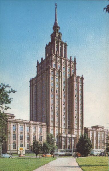 Latvija. Rīga. 1981. gada pastkarte "Latvijas PSR Zinātņu akadēmija (Kolhoznieka māja)." 9x14 cm.