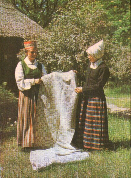 Latvian folk costumes. Vidzeme. Lejasciems and Ranka. 1972 postcard 15x10.5 cm Photo by L. Balodis   