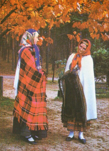 Kurzeme. Kuldiga. 1972 Latvian folk costumes 10x14 cm postcard Latvia  